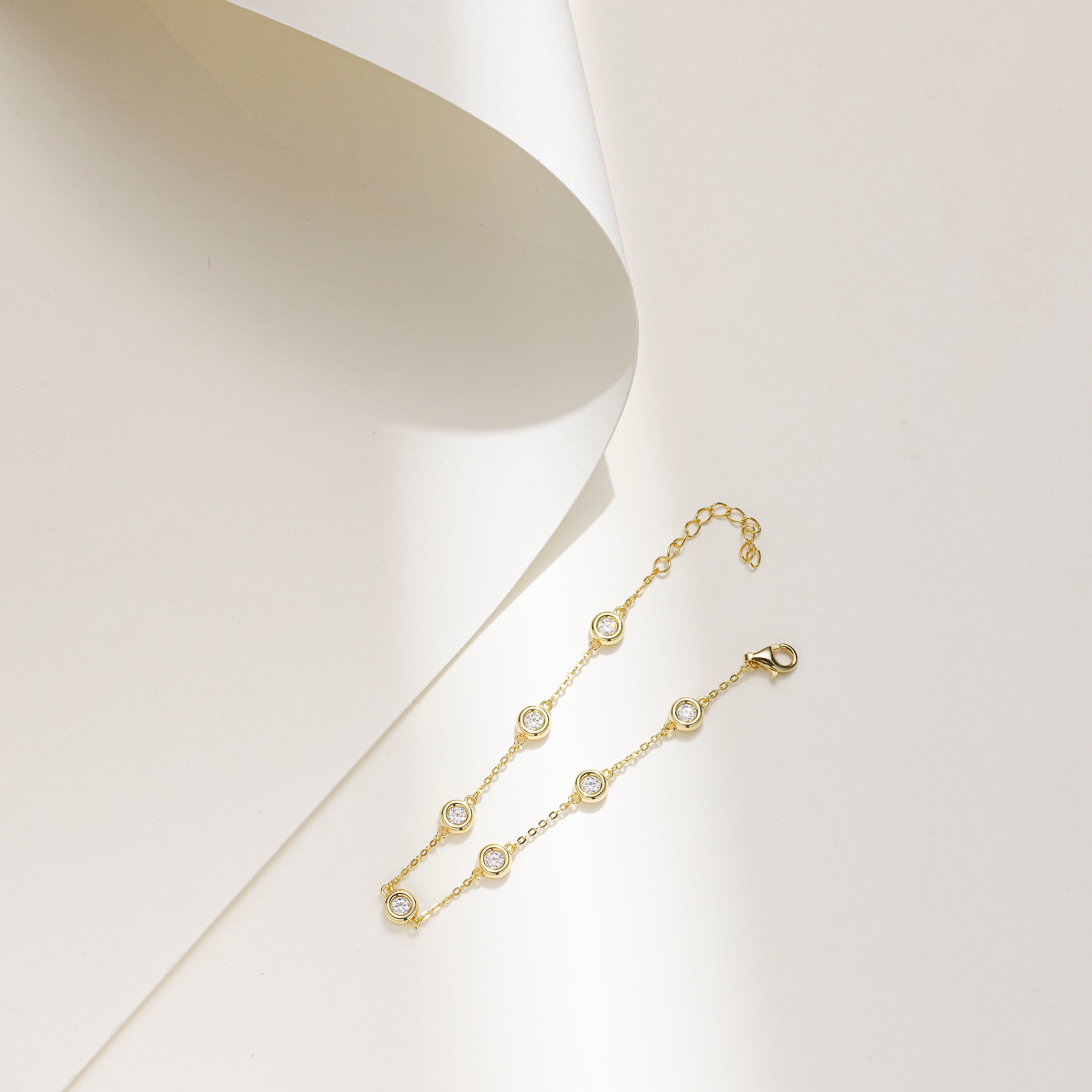 Elegant 7 Bezels Bracelet in 18 carat gold vermeil, featuring seven brilliant Moissanite stones and an adjustable chain, perfect for daily wear or as a thoughtful gift.