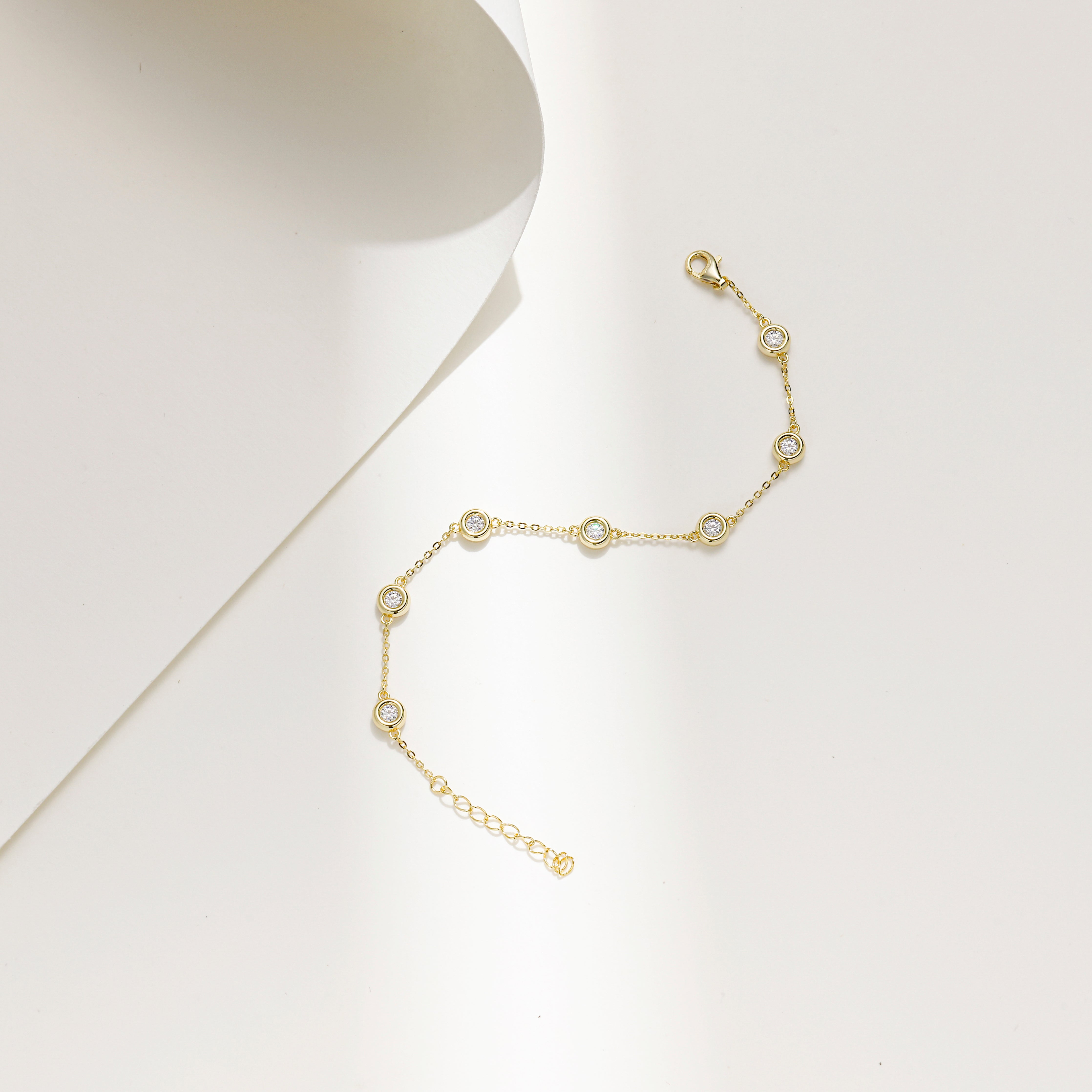 Elegant 7 Bezels Bracelet in 18 carat gold vermeil, featuring seven brilliant Moissanite stones and an adjustable chain, perfect for daily wear or as a thoughtful gift.