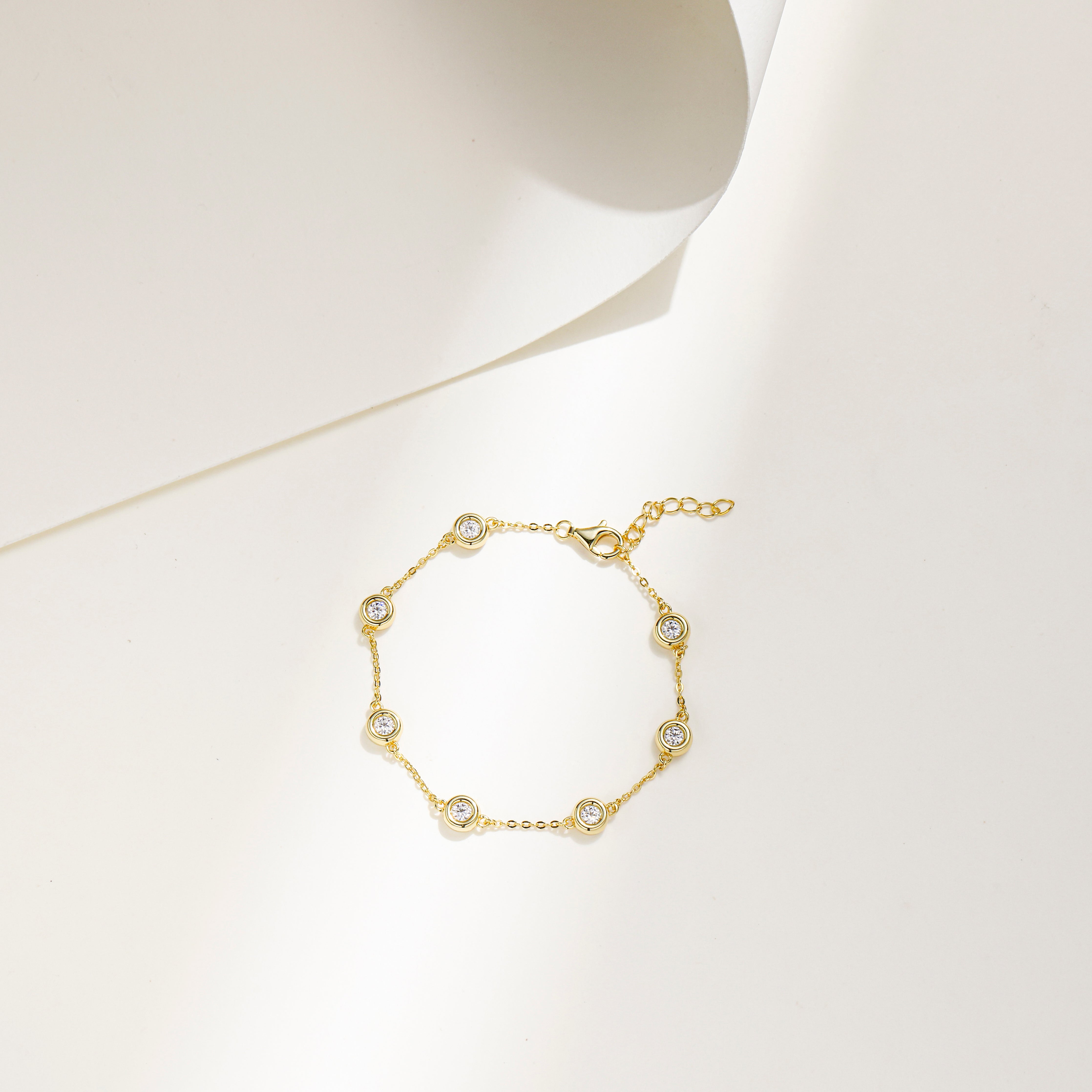 Elegant 7 Bezels Bracelet in 18 carat gold vermeil, featuring seven brilliant Moissanite stones and an adjustable chain, perfect for daily wear or as a thoughtful gift.