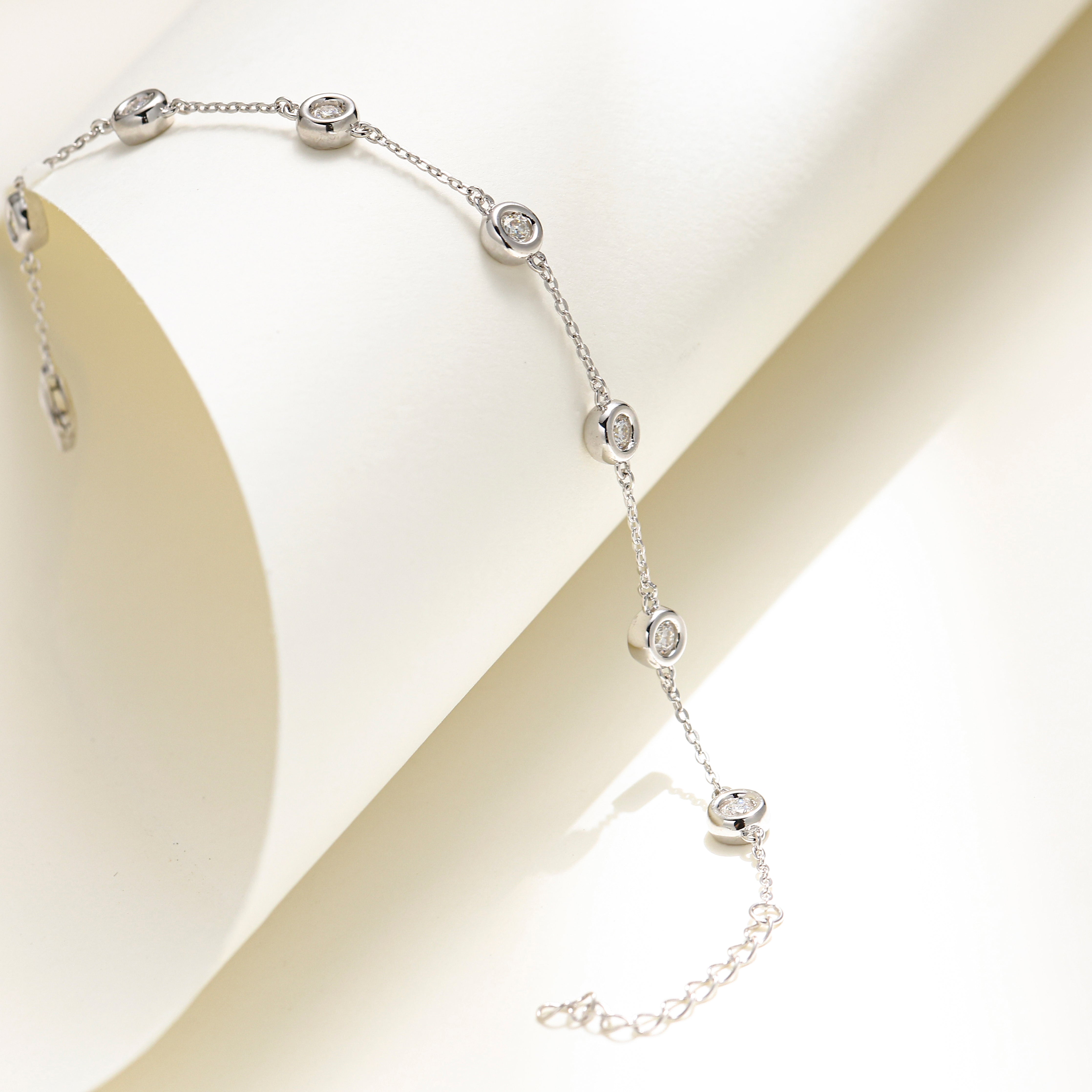 Elegant 7 Bezels Bracelet in 18 carat white gold vermeil, featuring seven brilliant Moissanite stones and an adjustable chain, perfect for daily wear or as a thoughtful gift.