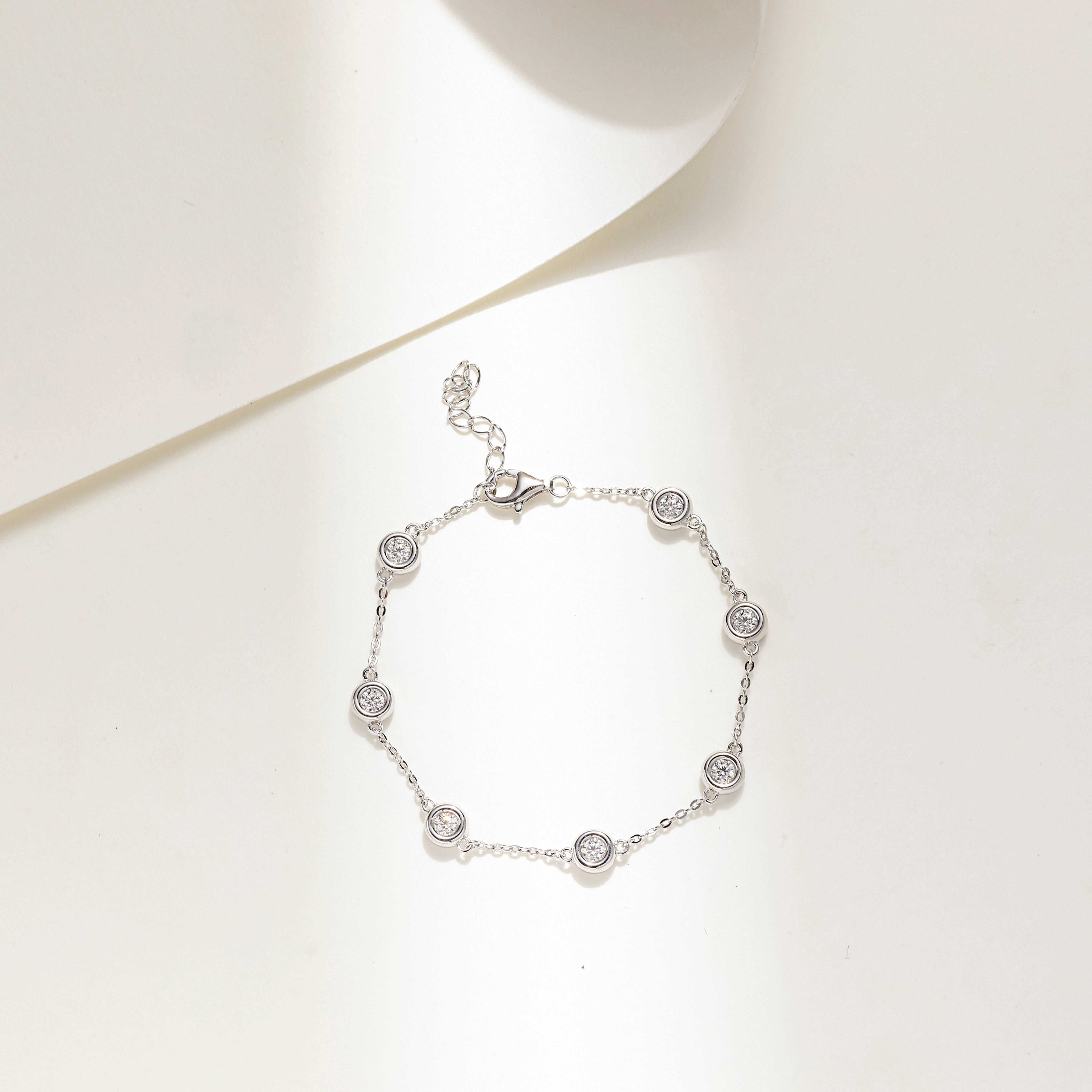 Elegant 7 Bezels Bracelet in 18 carat white gold vermeil, featuring seven brilliant Moissanite stones and an adjustable chain, perfect for daily wear or as a thoughtful gift.