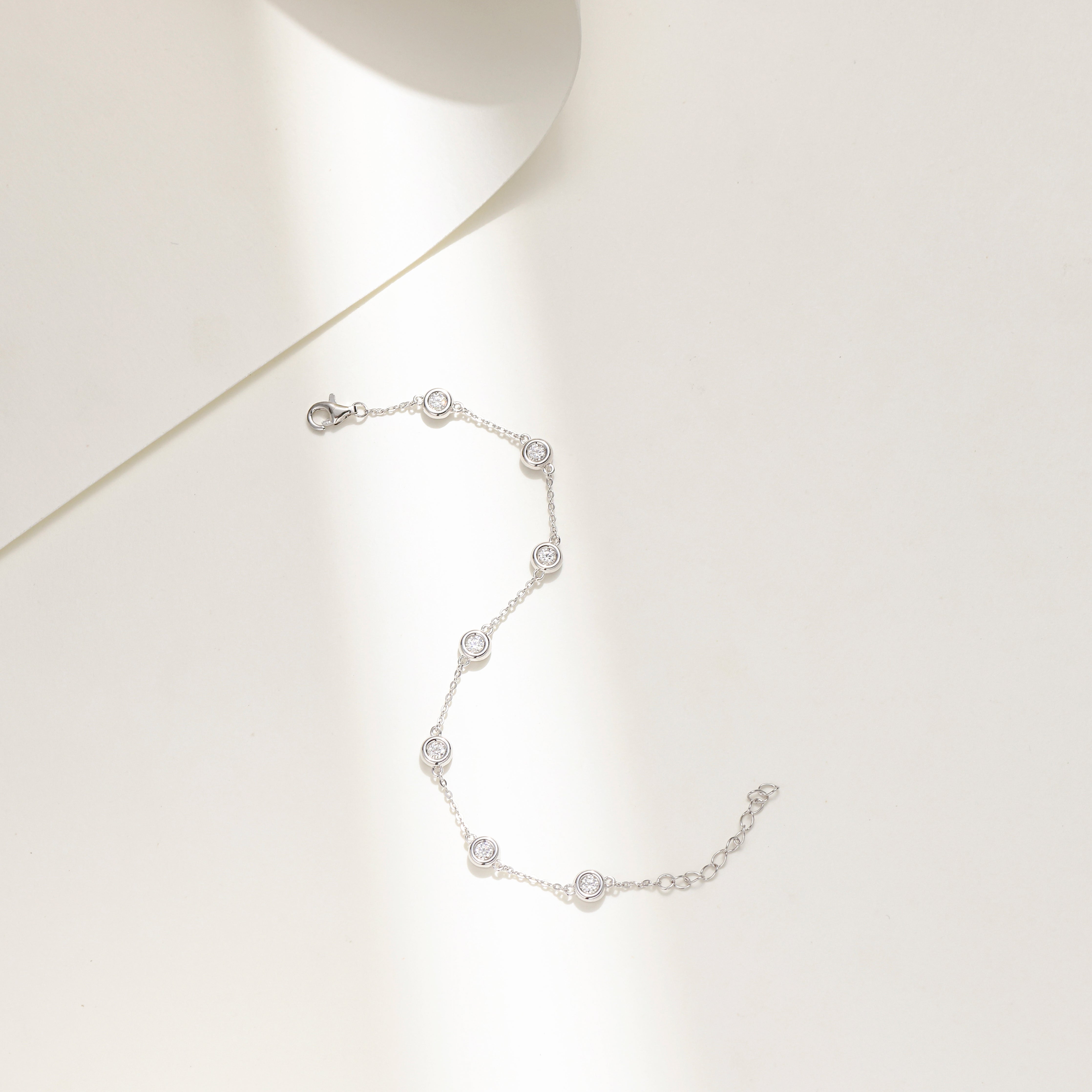 Elegant 7 Bezels Bracelet in 18 carat white gold vermeil, featuring seven brilliant Moissanite stones and an adjustable chain, perfect for daily wear or as a thoughtful gift.