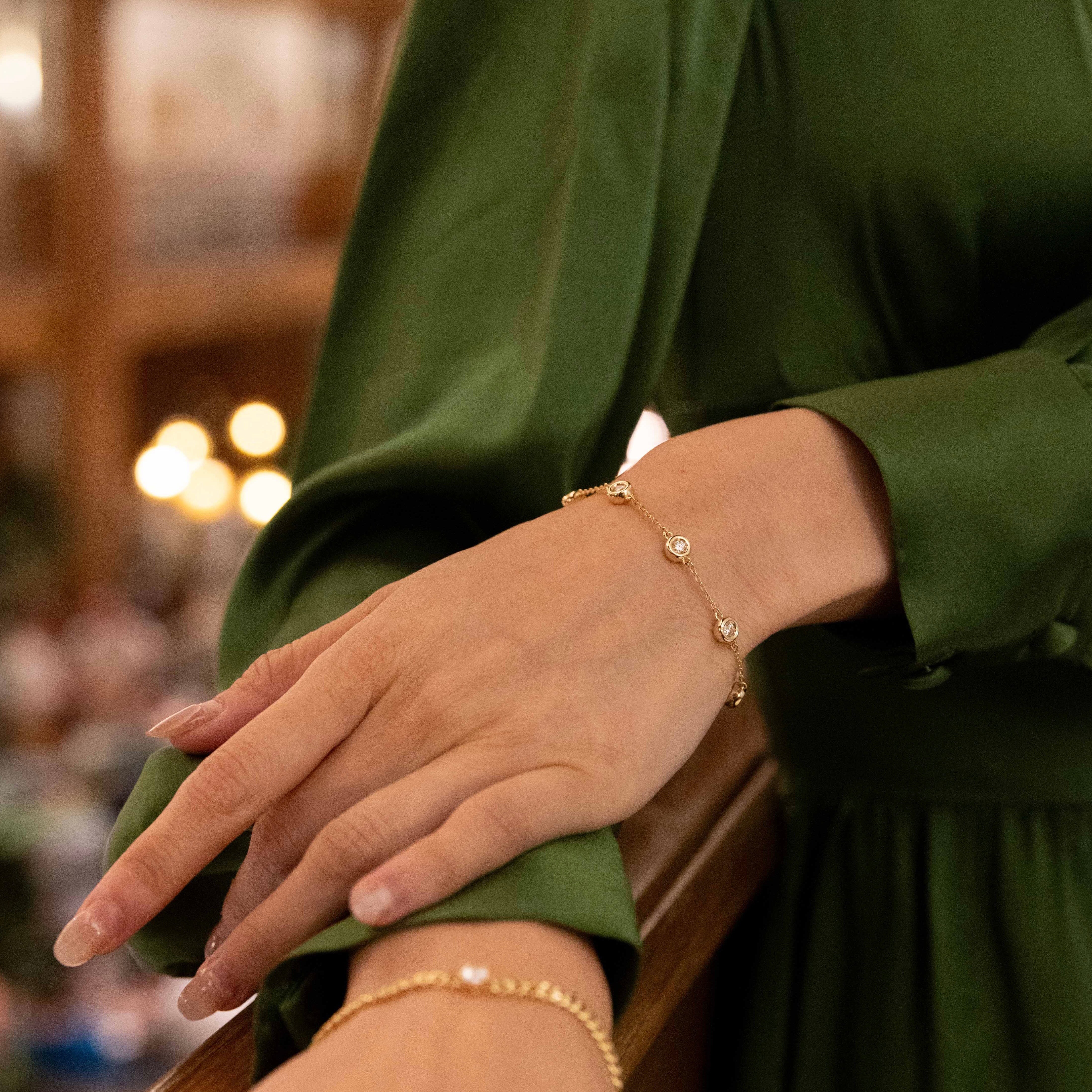 Elegant 7 Bezels Bracelet in 18 carat gold vermeil, featuring seven brilliant Moissanite stones and an adjustable chain, perfect for daily wear or as a thoughtful gift.