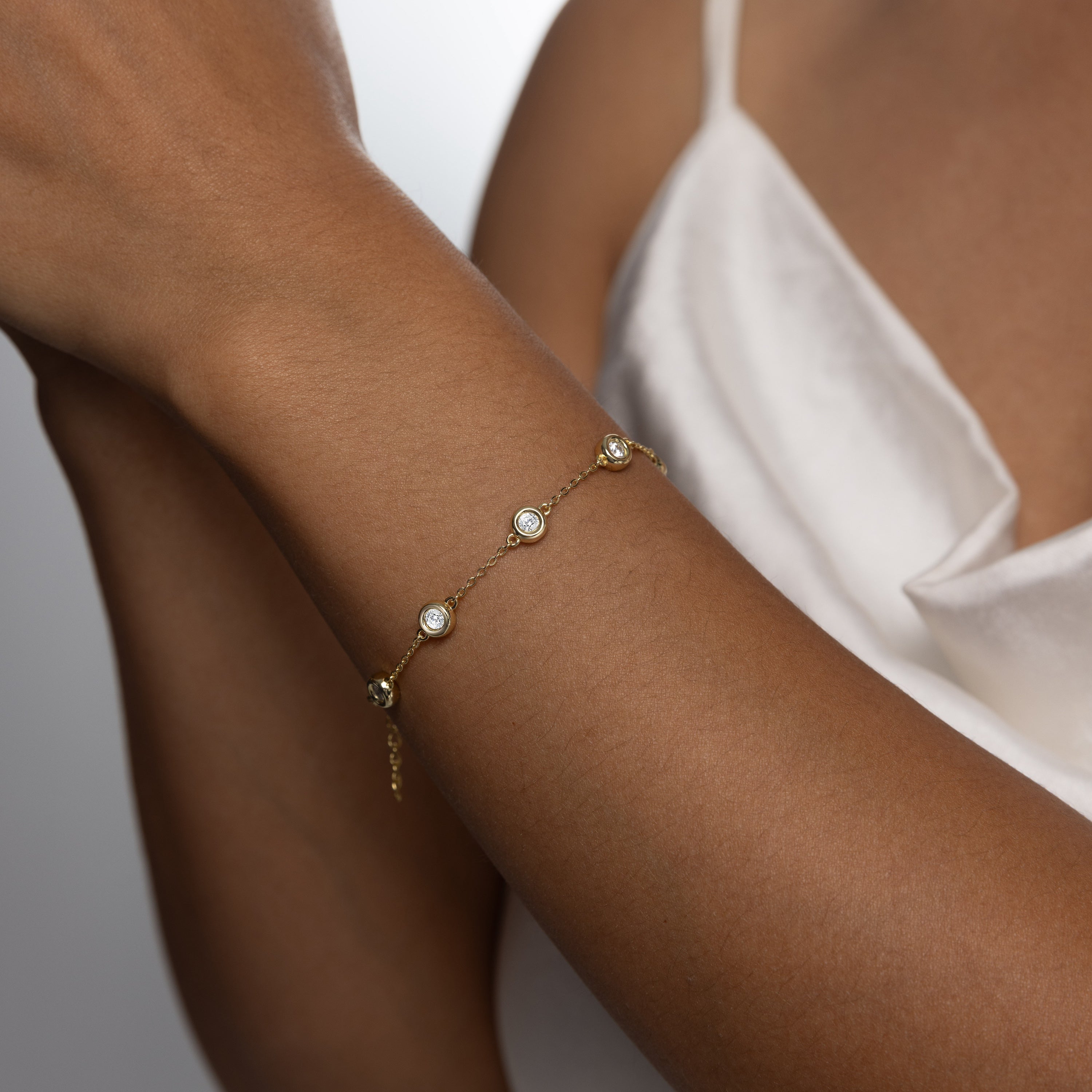 Elegant 7 Bezels Bracelet in 18 carat gold vermeil, featuring seven brilliant Moissanite stones and an adjustable chain, perfect for daily wear or as a thoughtful gift.