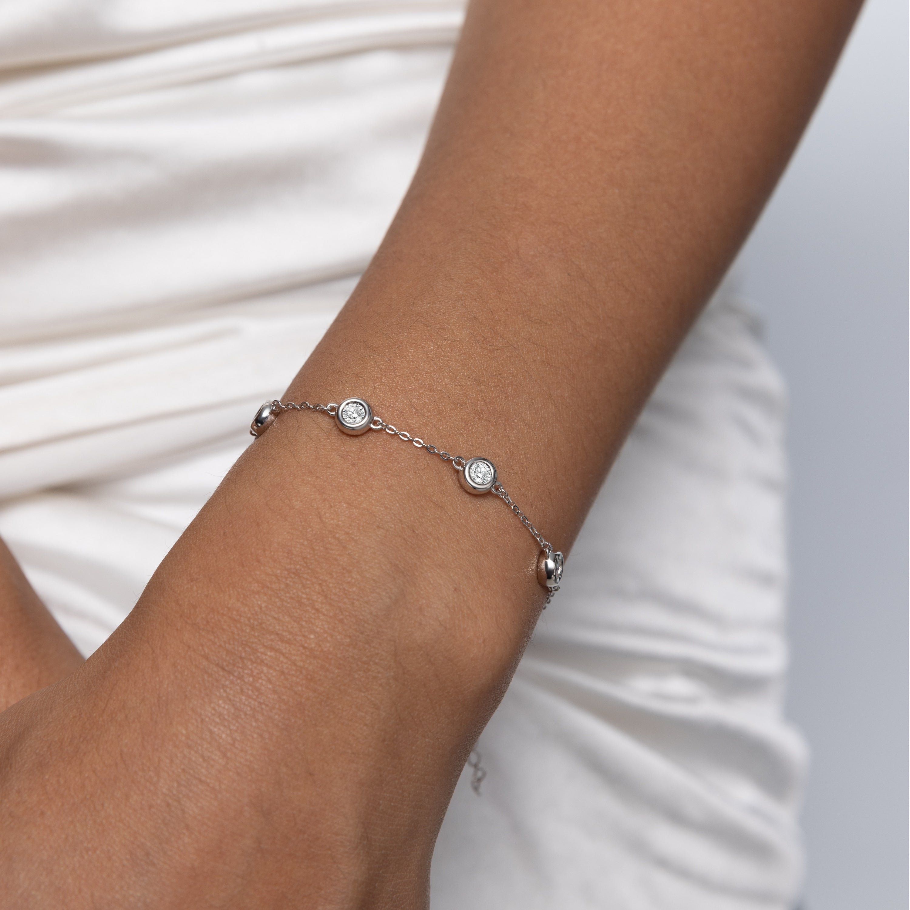 Elegant 7 Bezels Bracelet in 18 carat white gold vermeil, featuring seven brilliant Moissanite stones and an adjustable chain, perfect for daily wear or as a thoughtful gift.