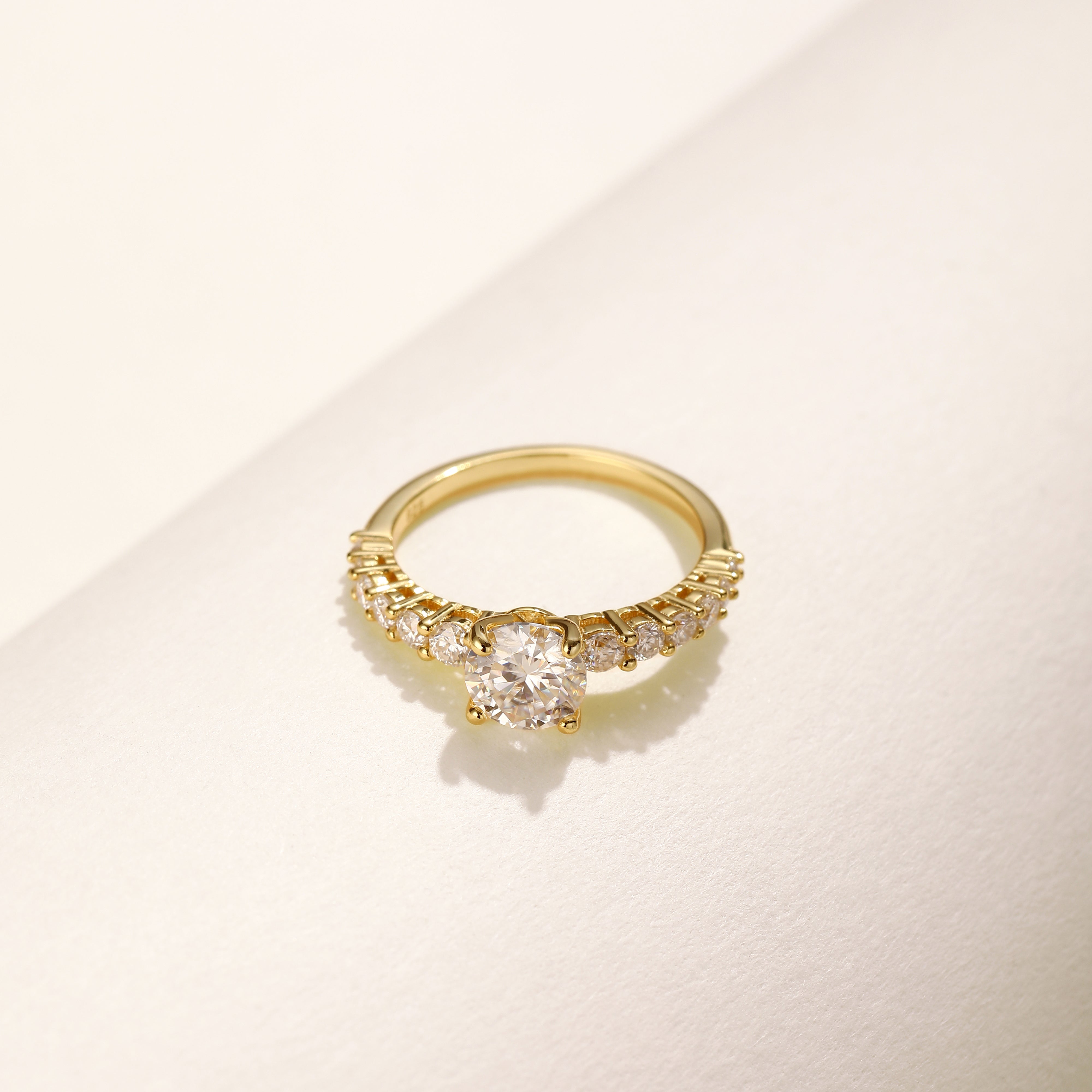 Brilliant Classic Ring in 18 carat gold vermeil featuring a solitaire Moissanite stone, perfect for daily wear or as a thoughtful gift.