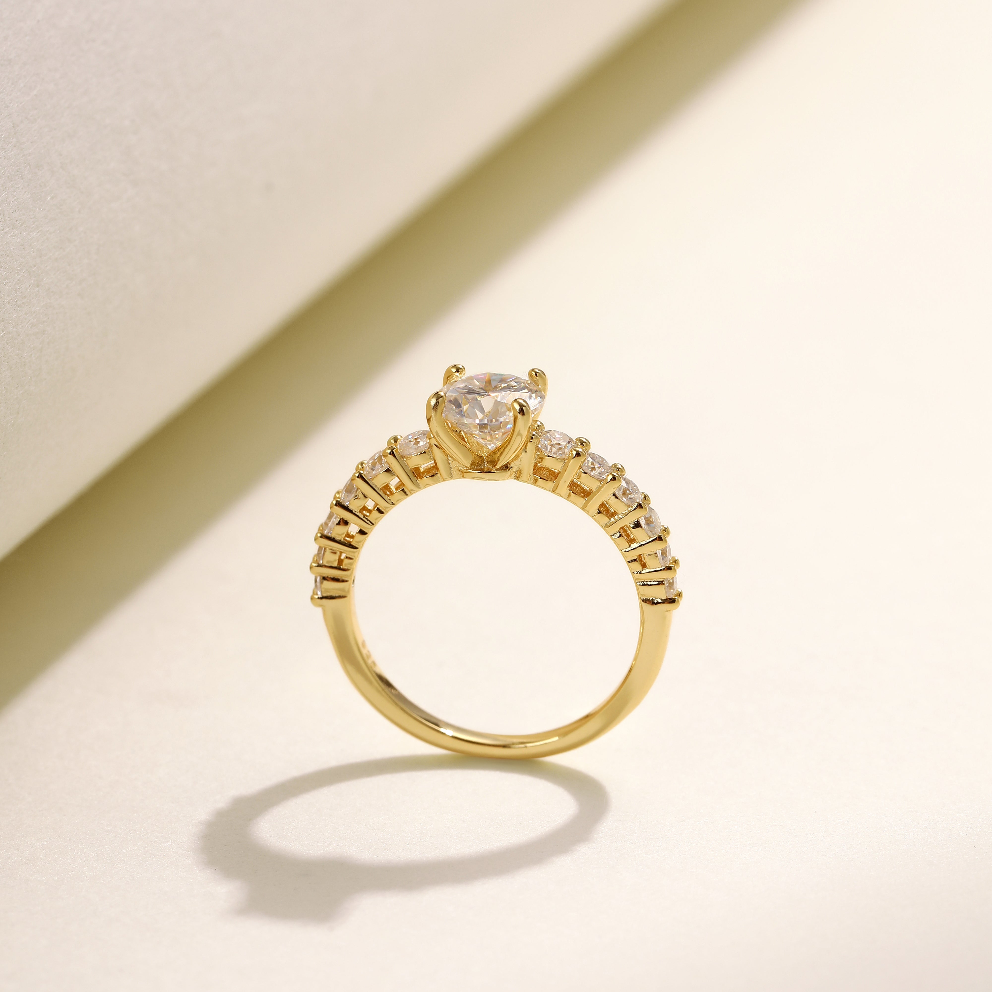 Brilliant Classic Ring in 18 carat gold vermeil featuring a solitaire Moissanite stone, perfect for daily wear or as a thoughtful gift.
