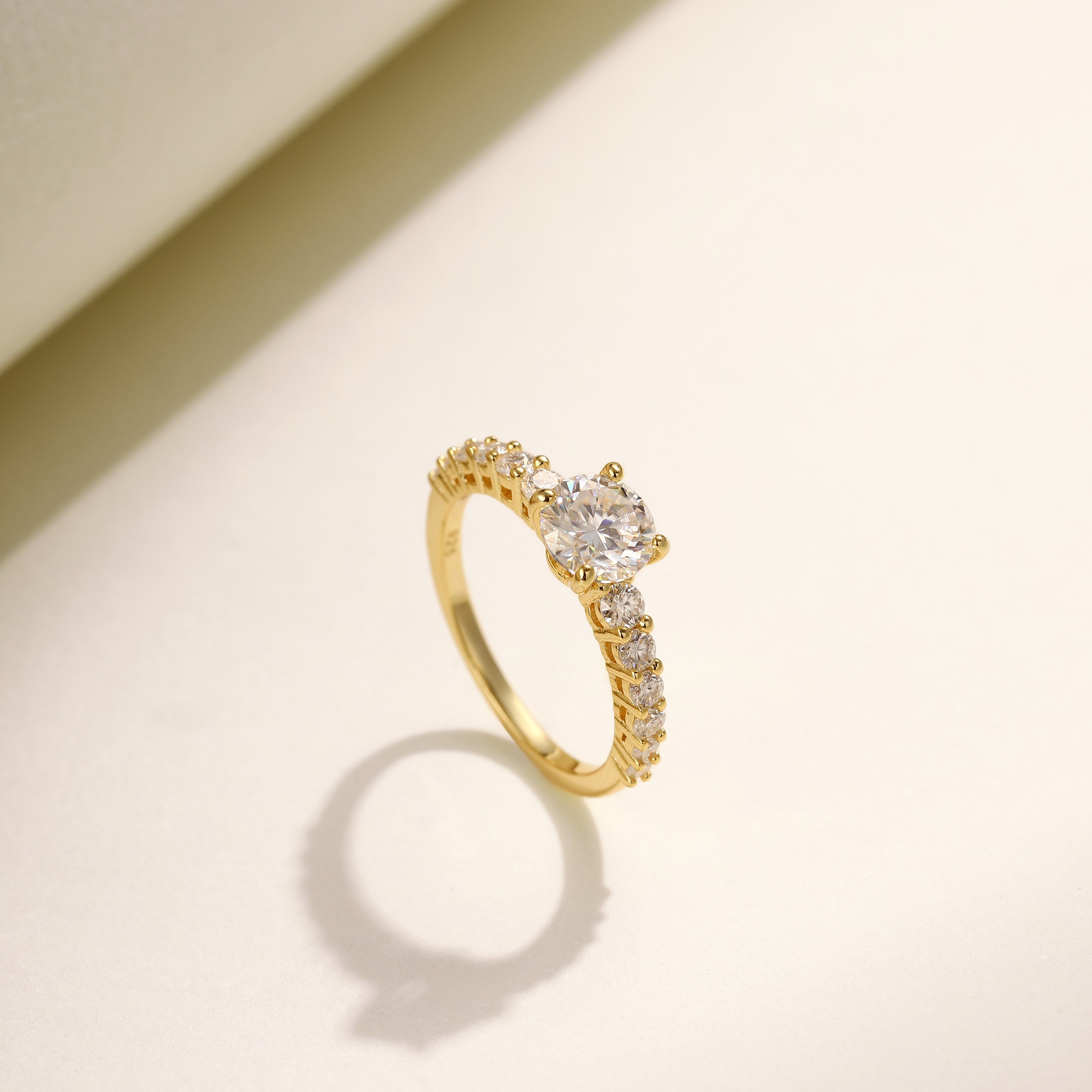 Brilliant Classic Ring in 18 carat gold vermeil featuring a solitaire Moissanite stone, perfect for daily wear or as a thoughtful gift.