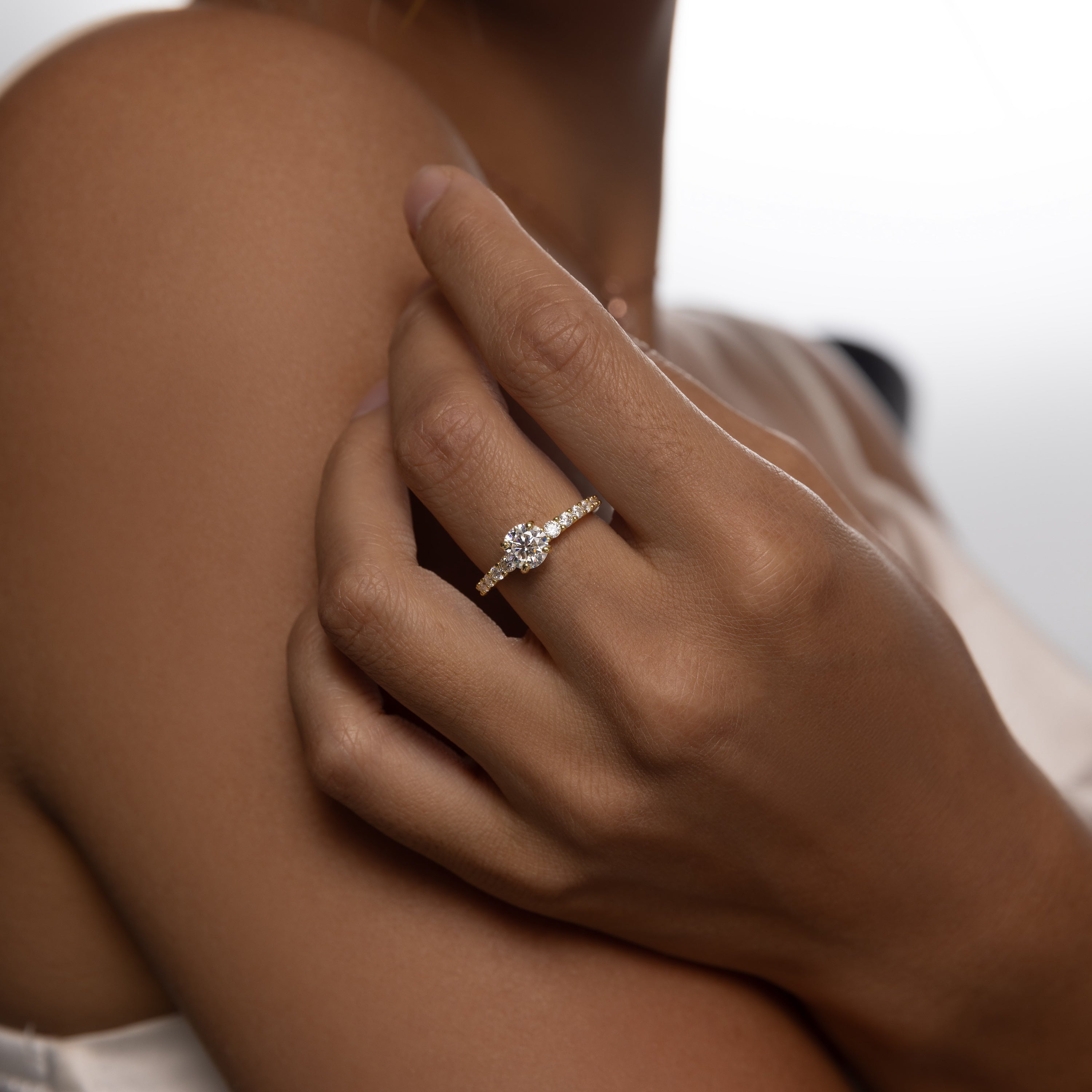 Brilliant Classic Ring in 18 carat gold vermeil featuring a solitaire Moissanite stone, perfect for daily wear or as a thoughtful gift.