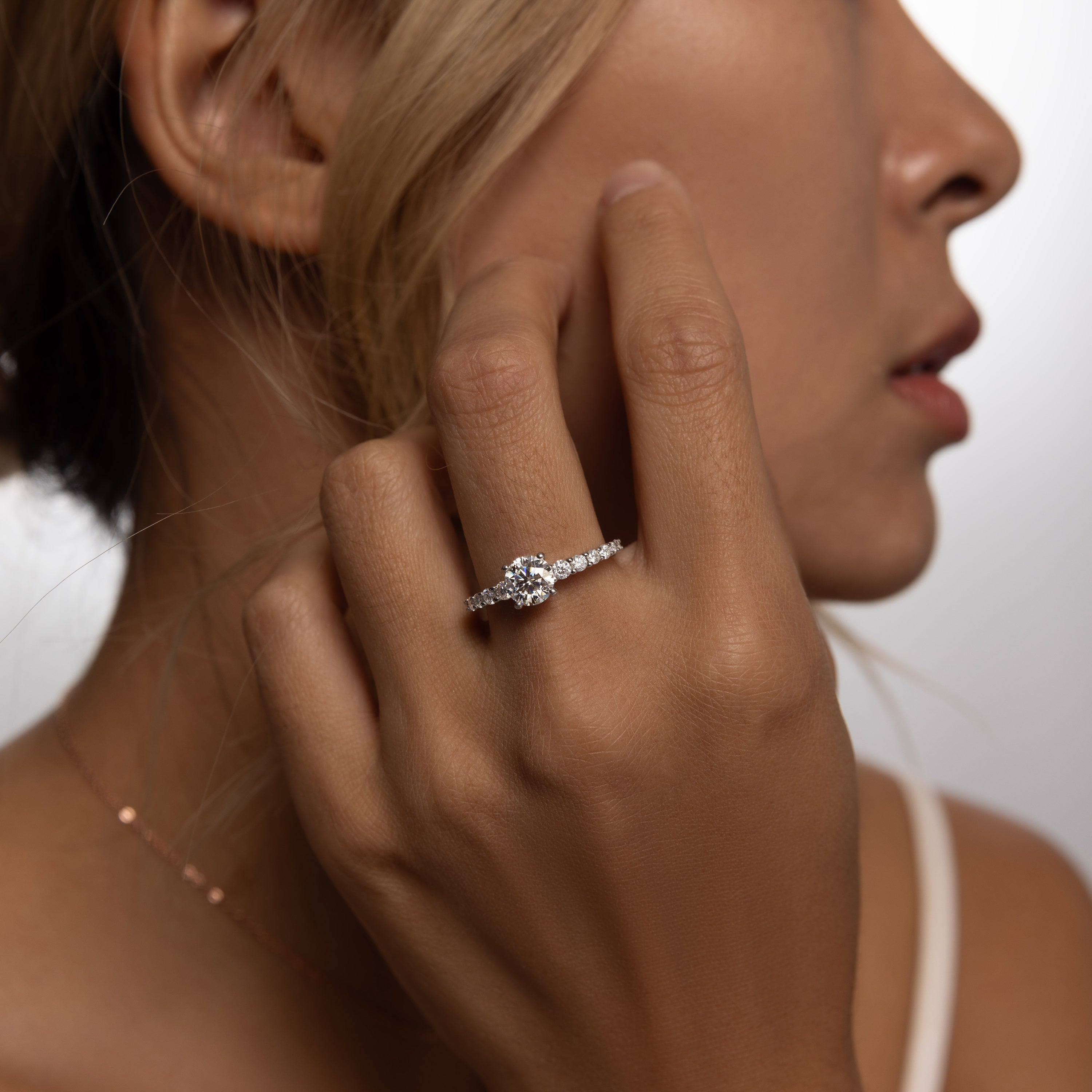 Brilliant Classic Ring in 18 carat white gold vermeil featuring a solitaire Moissanite stone, perfect for daily wear or as a thoughtful gift.