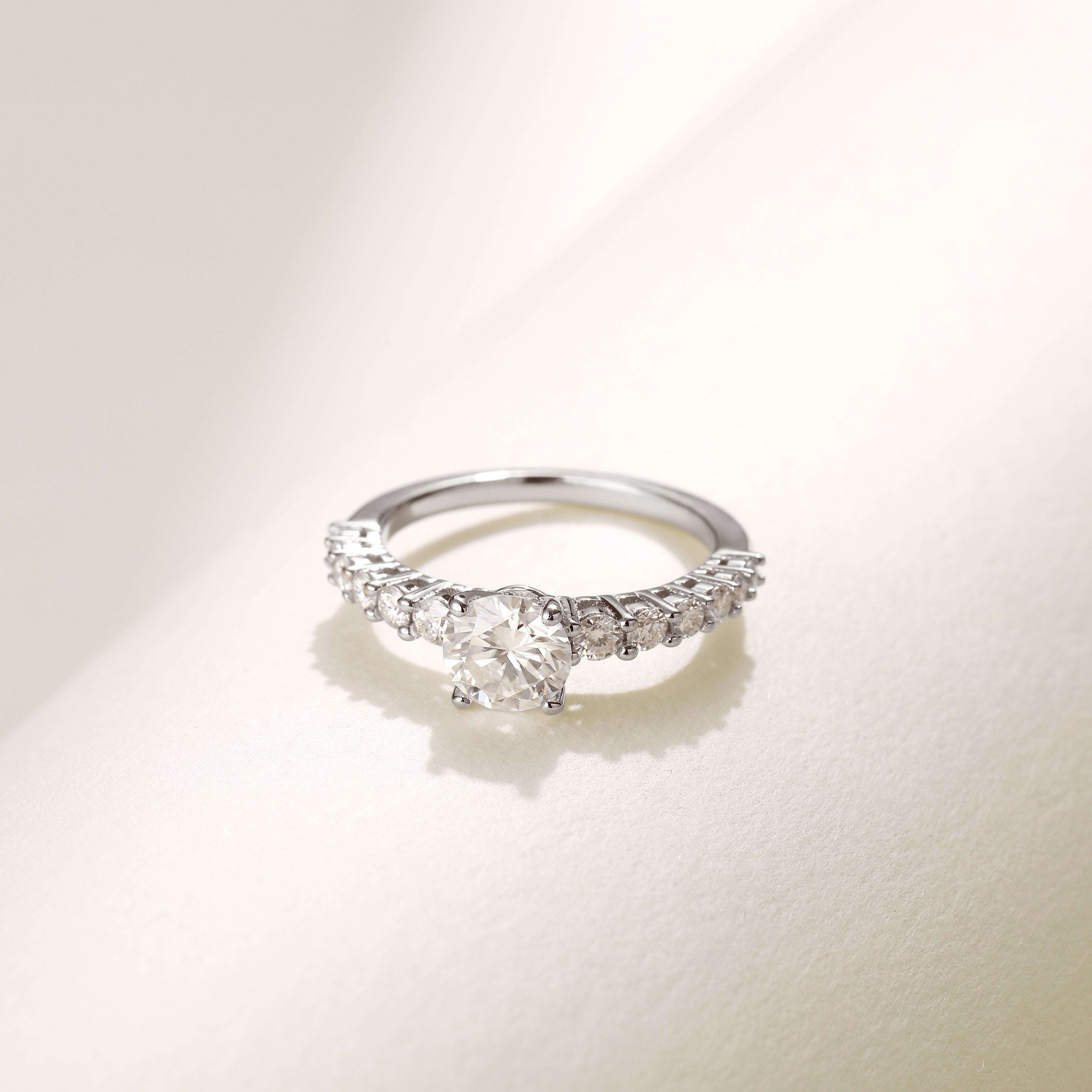 Brilliant Classic Ring in 18 carat white gold vermeil featuring a solitaire Moissanite stone, perfect for daily wear or as a thoughtful gift.