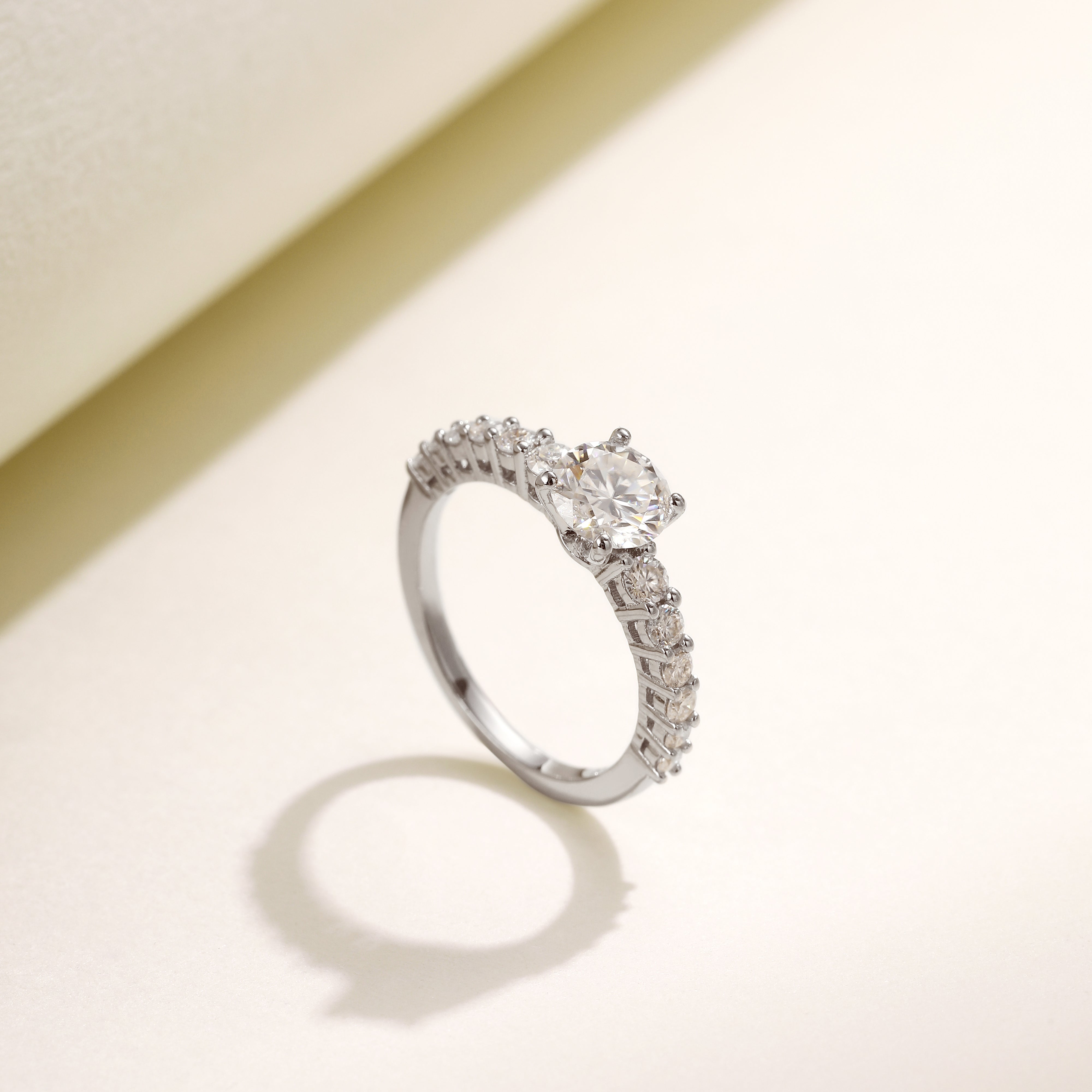 Brilliant Classic Ring in 18 carat white gold vermeil featuring a solitaire Moissanite stone, perfect for daily wear or as a thoughtful gift.