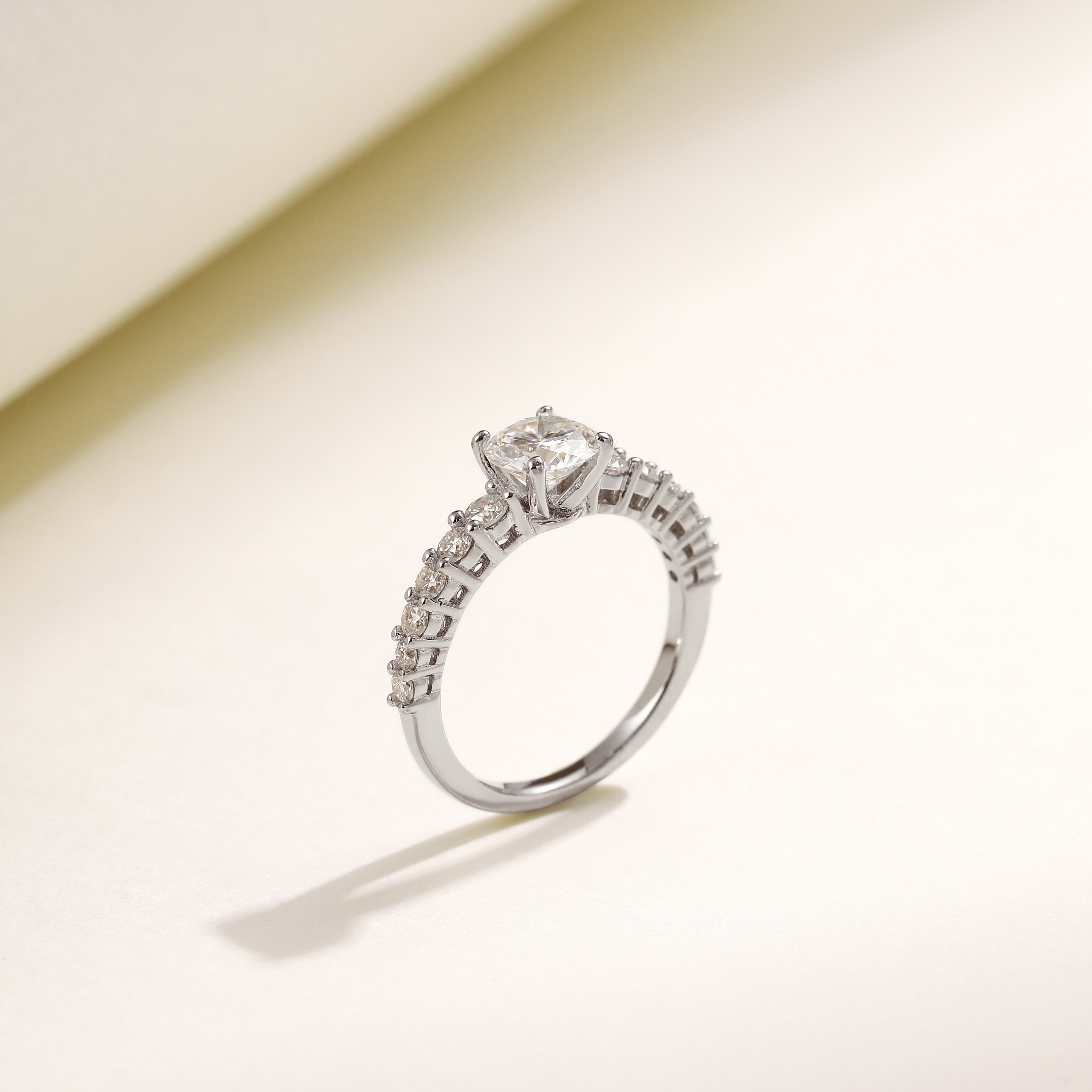 Brilliant Classic Ring in 18 carat white gold vermeil featuring a solitaire Moissanite stone, perfect for daily wear or as a thoughtful gift.