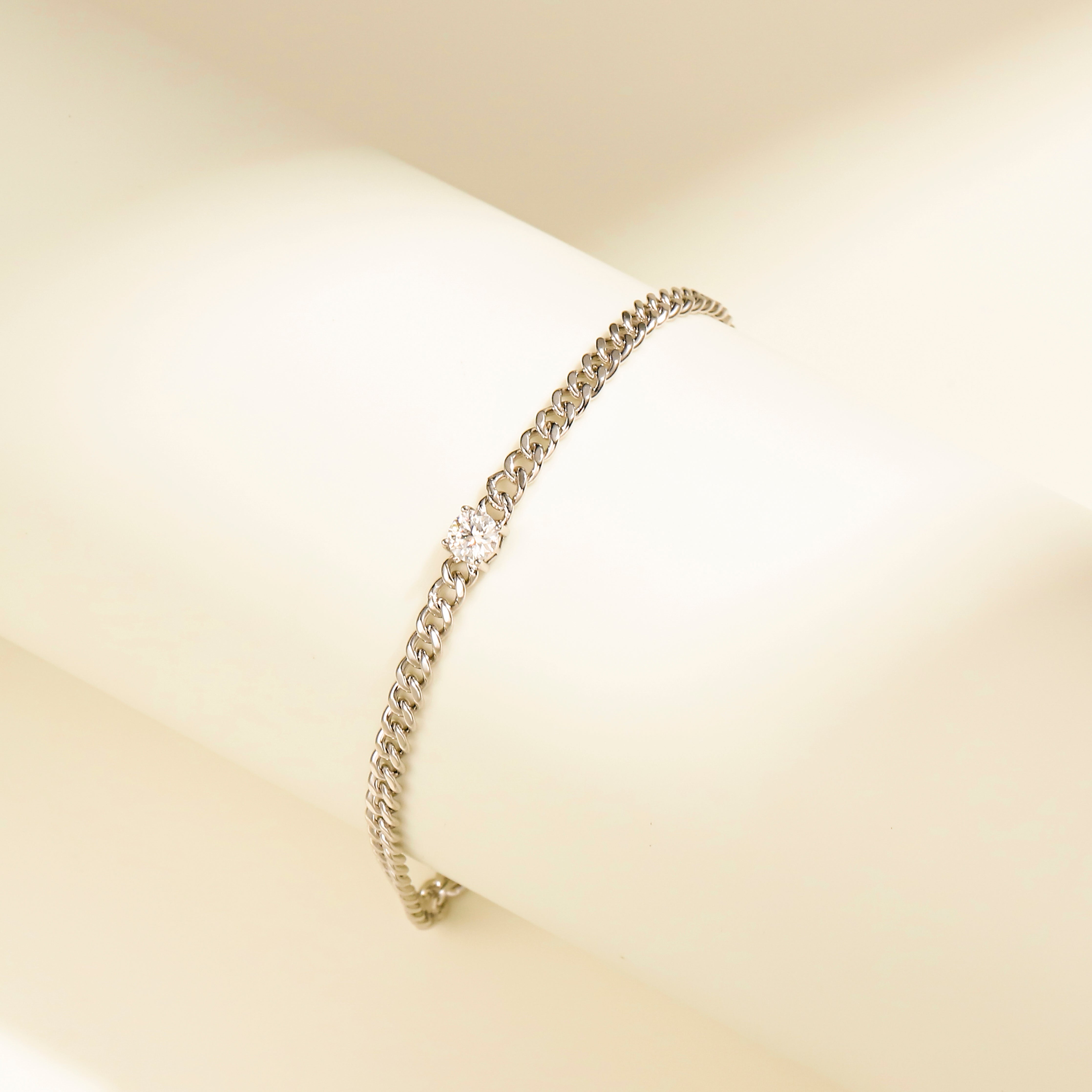 Minimalist chain bracelet in 18 carat white gold vermeil featuring a single Moissanite stone with adjustable chain, perfect for daily wear or as a thoughtful gift.