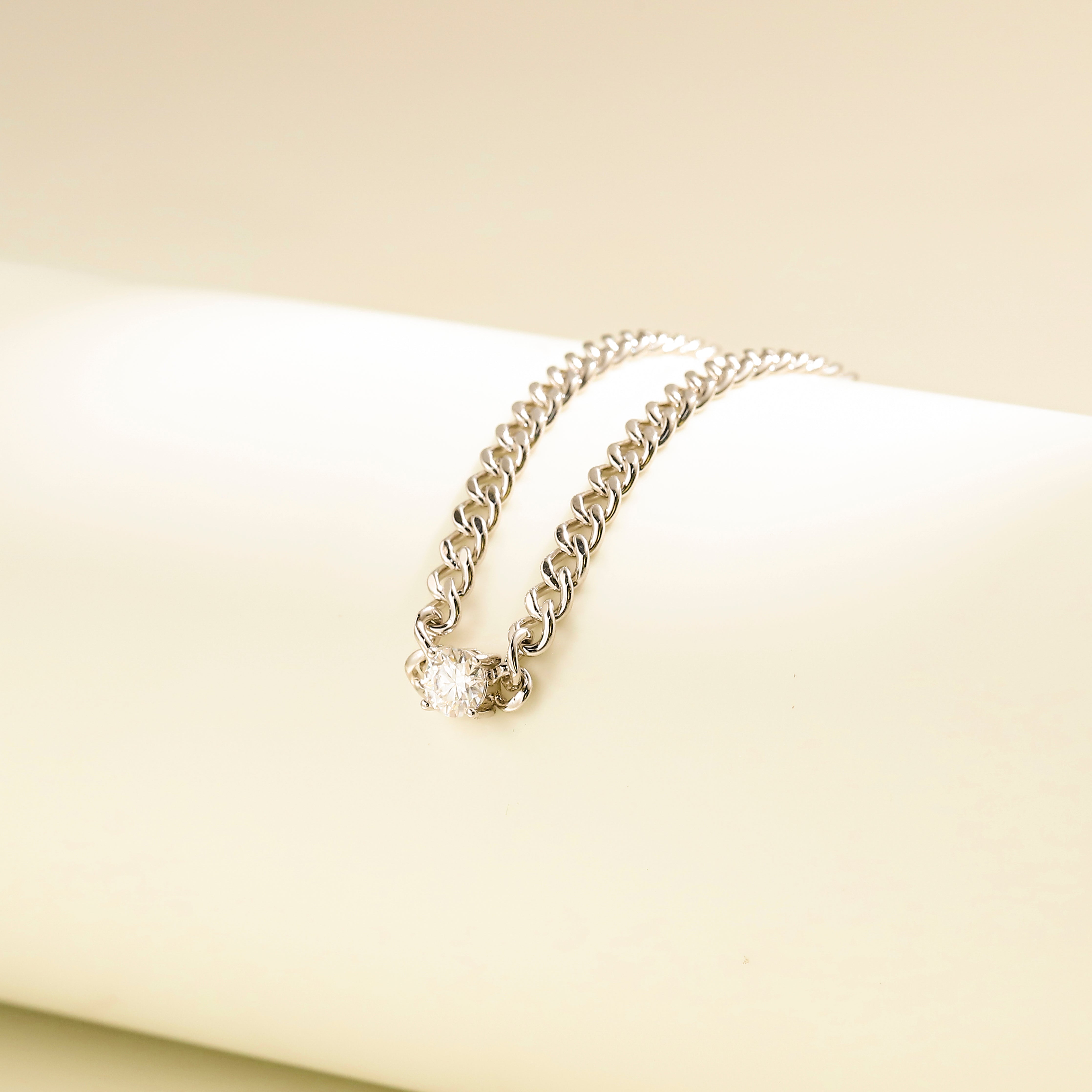 Minimalist chain bracelet in 18 carat white gold vermeil featuring a single Moissanite stone with adjustable chain, perfect for daily wear or as a thoughtful gift.