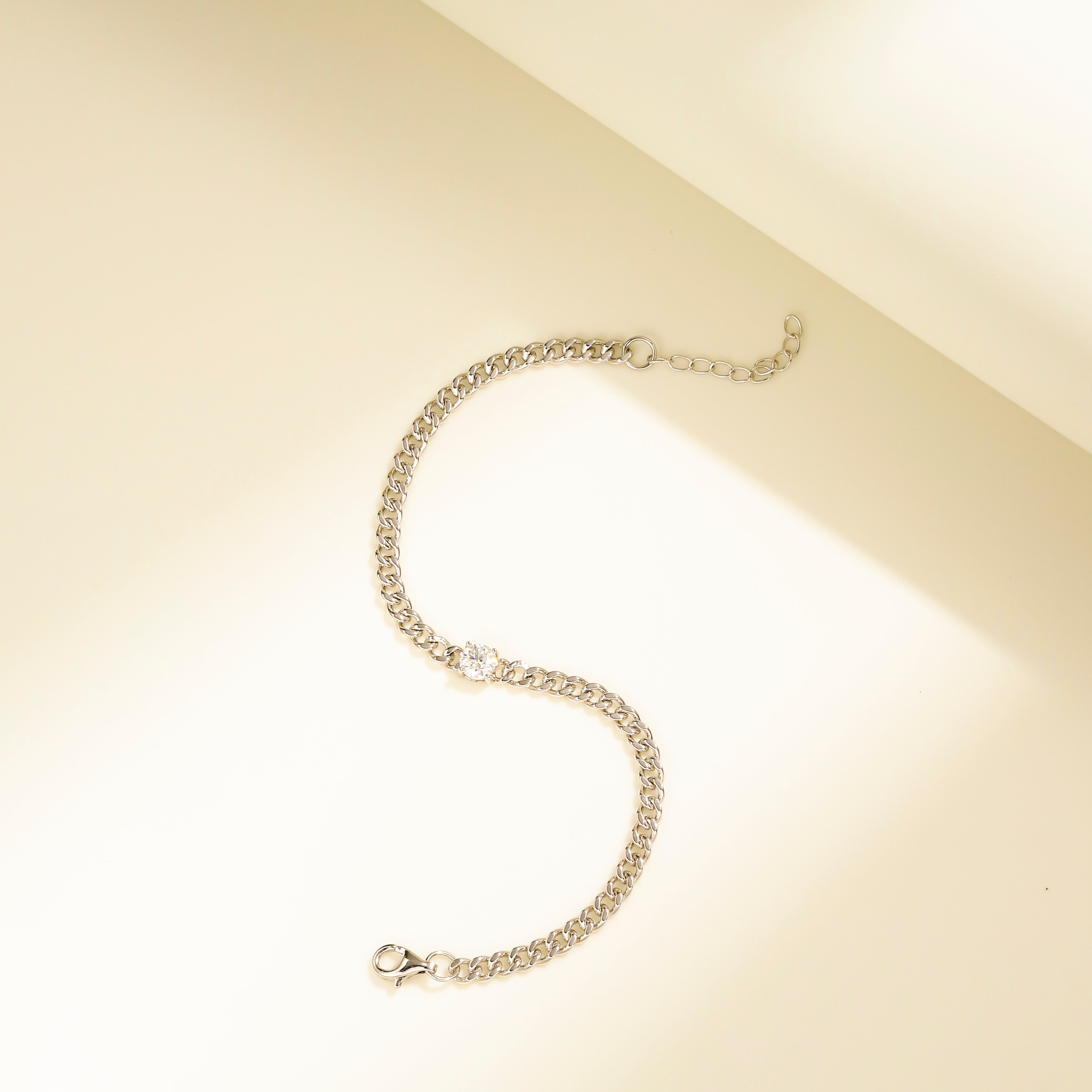 Minimalist chain bracelet in 18 carat white gold vermeil featuring a single Moissanite stone with adjustable chain, perfect for daily wear or as a thoughtful gift.