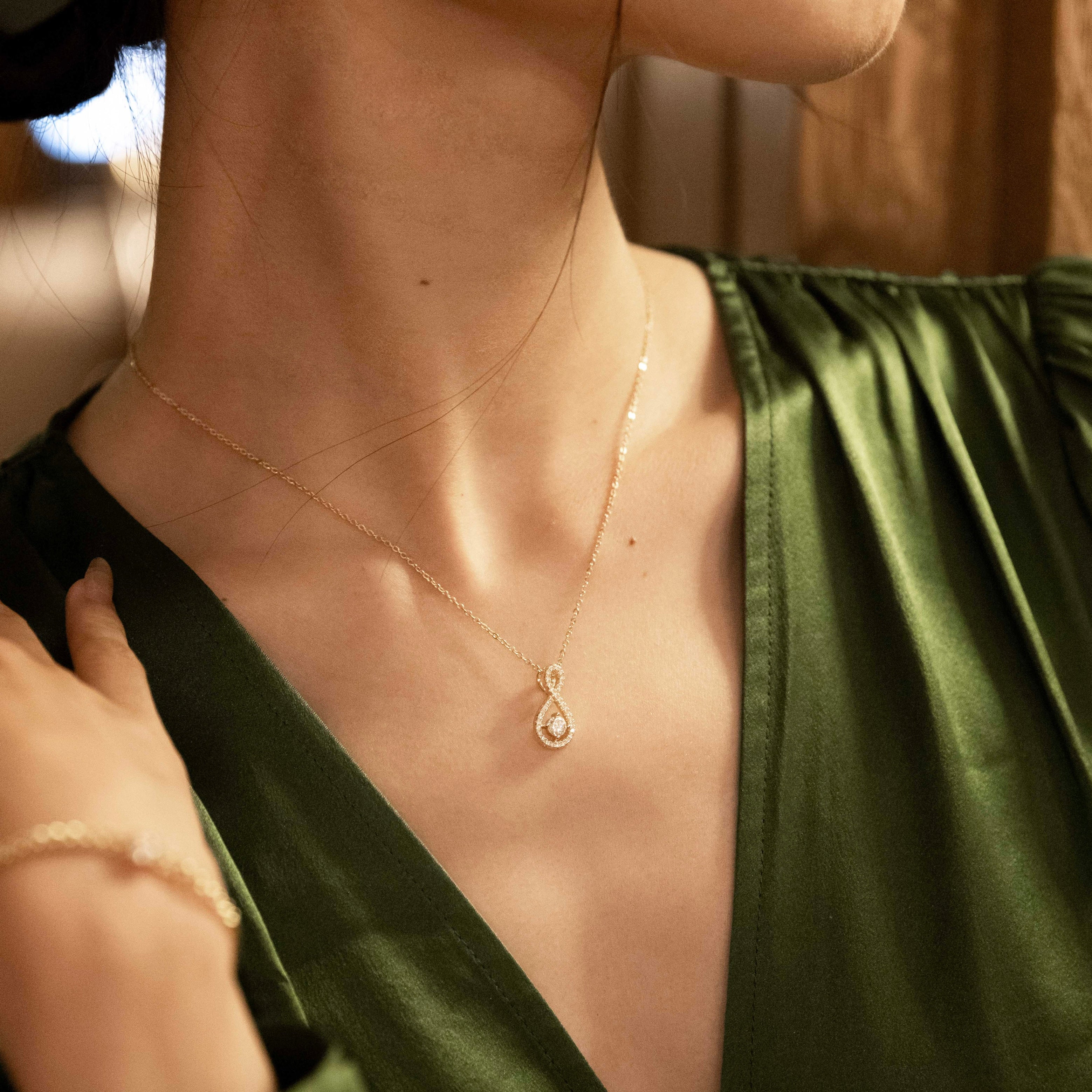 Eternal Loop Necklace in 18 carat gold vermeil featuring an infinity loop design with a center Moissanite stone and adjustable chain, perfect for daily wear or as a thoughtful gift.