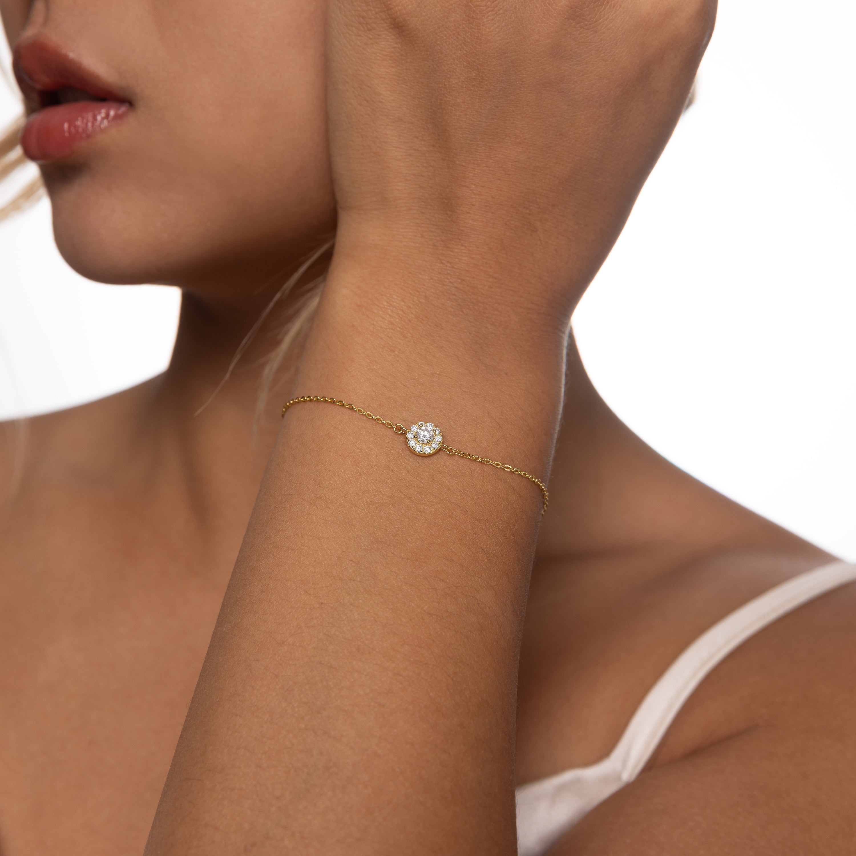 Minimalist Halo Charm Bracelet in 18 carat gold vermeil featuring a central Moissanite stone surrounded by a halo design, set on an adjustable chain, perfect for daily wear or as a thoughtful gift.