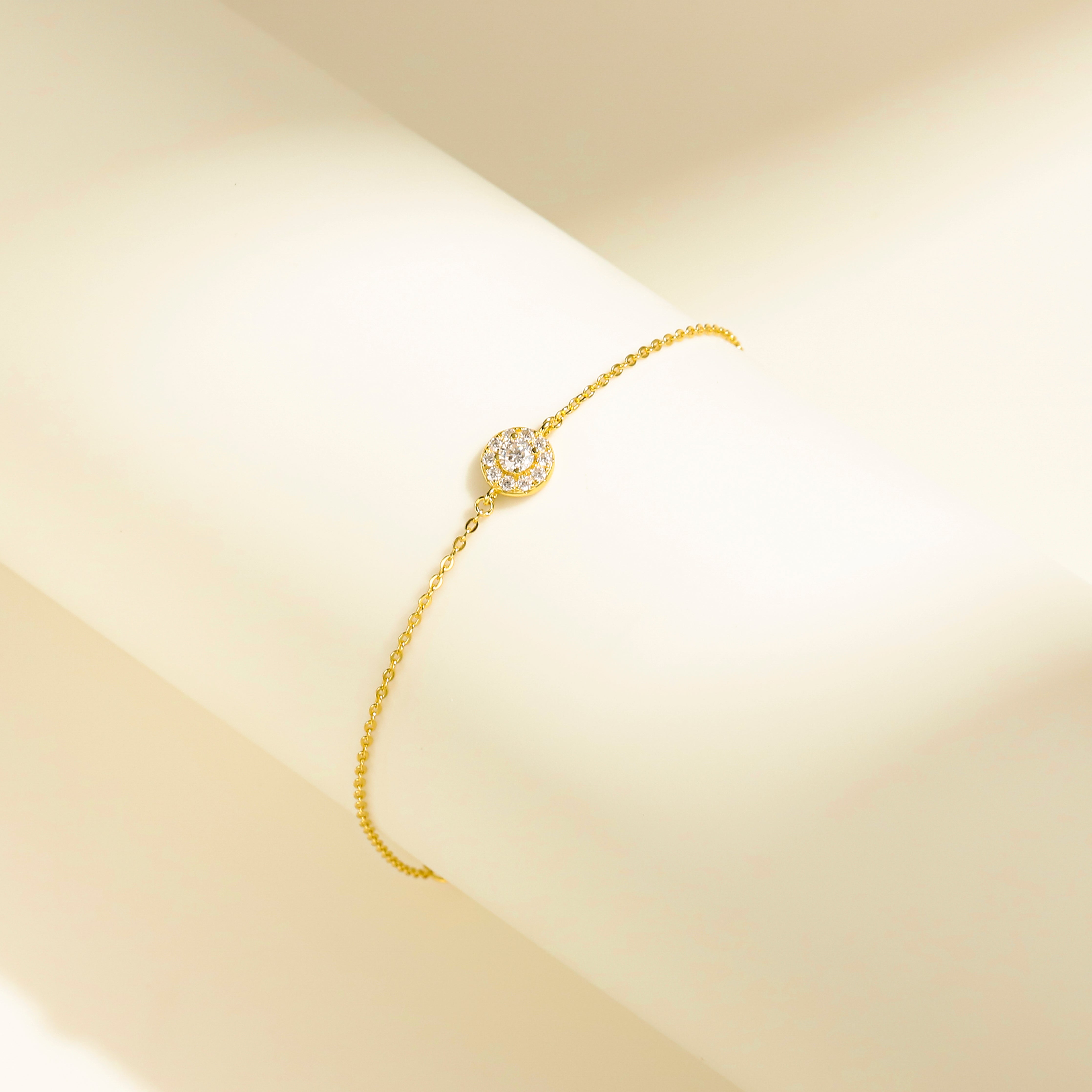 Minimalist Halo Charm Bracelet in 18 carat gold vermeil featuring a central Moissanite stone surrounded by a halo design, set on an adjustable chain, perfect for daily wear or as a thoughtful gift.