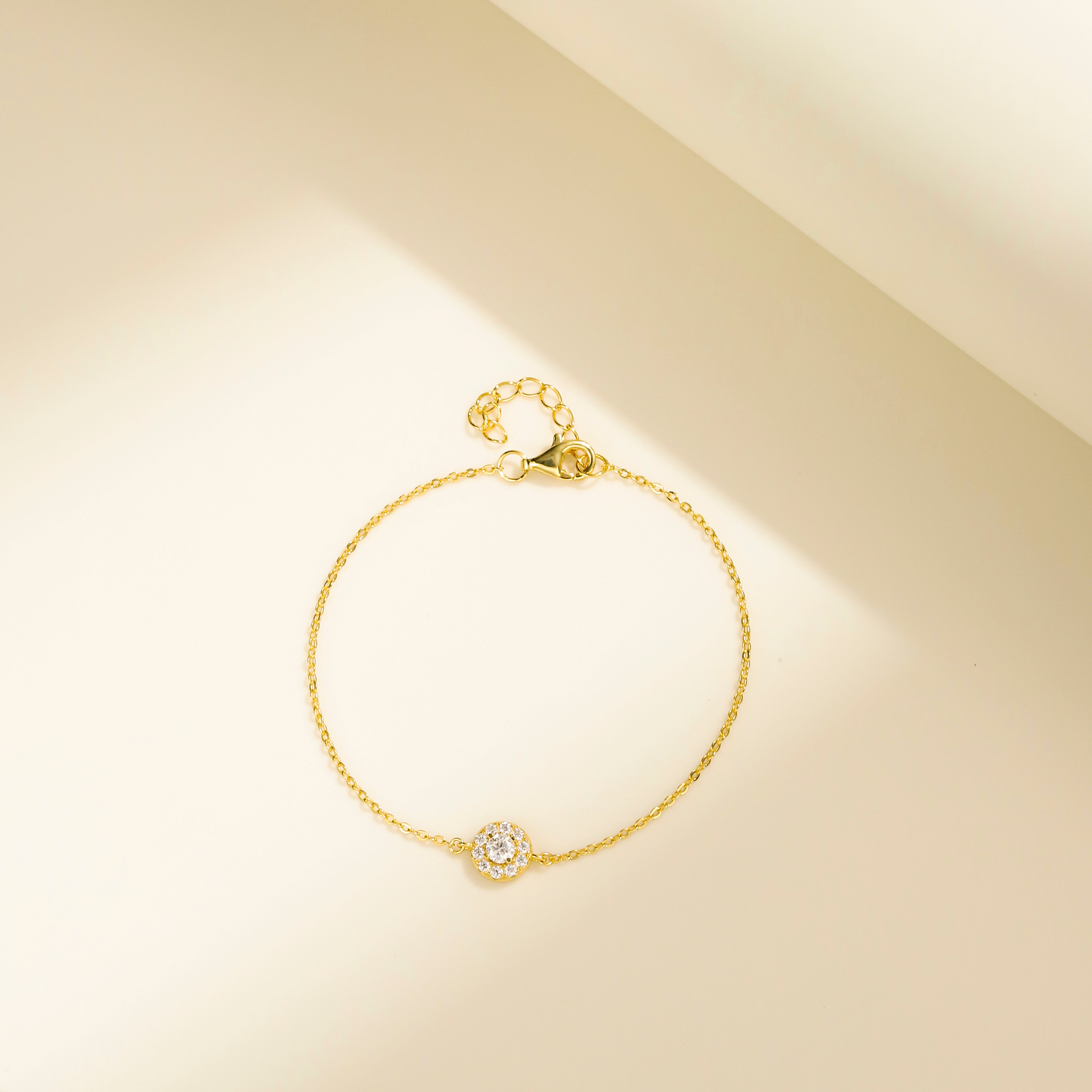 Minimalist Halo Charm Bracelet in 18 carat gold vermeil featuring a central Moissanite stone surrounded by a halo design, set on an adjustable chain, perfect for daily wear or as a thoughtful gift.