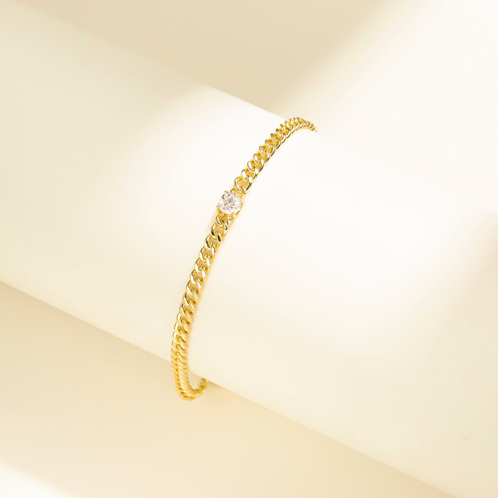 Minimalist chain bracelet in 18 carat gold vermeil featuring a single Moissanite stone with adjustable chain, perfect for daily wear or as a thoughtful gift.