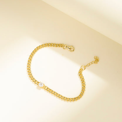 Minimalist chain bracelet in 18 carat gold vermeil featuring a single Moissanite stone with adjustable chain, perfect for daily wear or as a thoughtful gift.