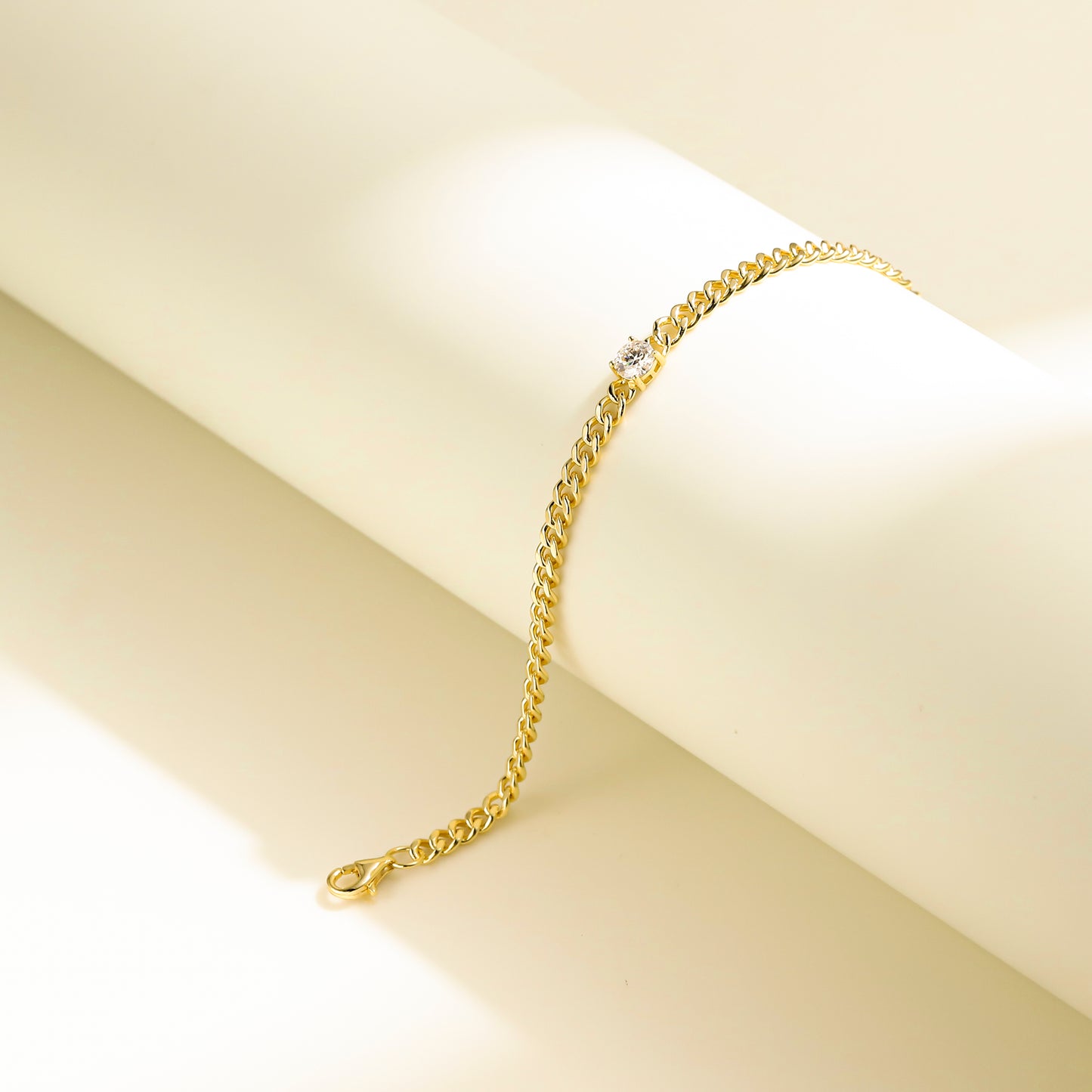 Minimalist chain bracelet in 18 carat gold vermeil featuring a single Moissanite stone with adjustable chain, perfect for daily wear or as a thoughtful gift.