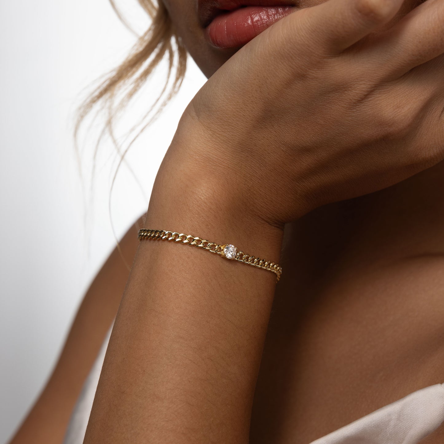 Minimalist chain bracelet in 18 carat gold vermeil featuring a single Moissanite stone with adjustable chain, perfect for daily wear or as a thoughtful gift.