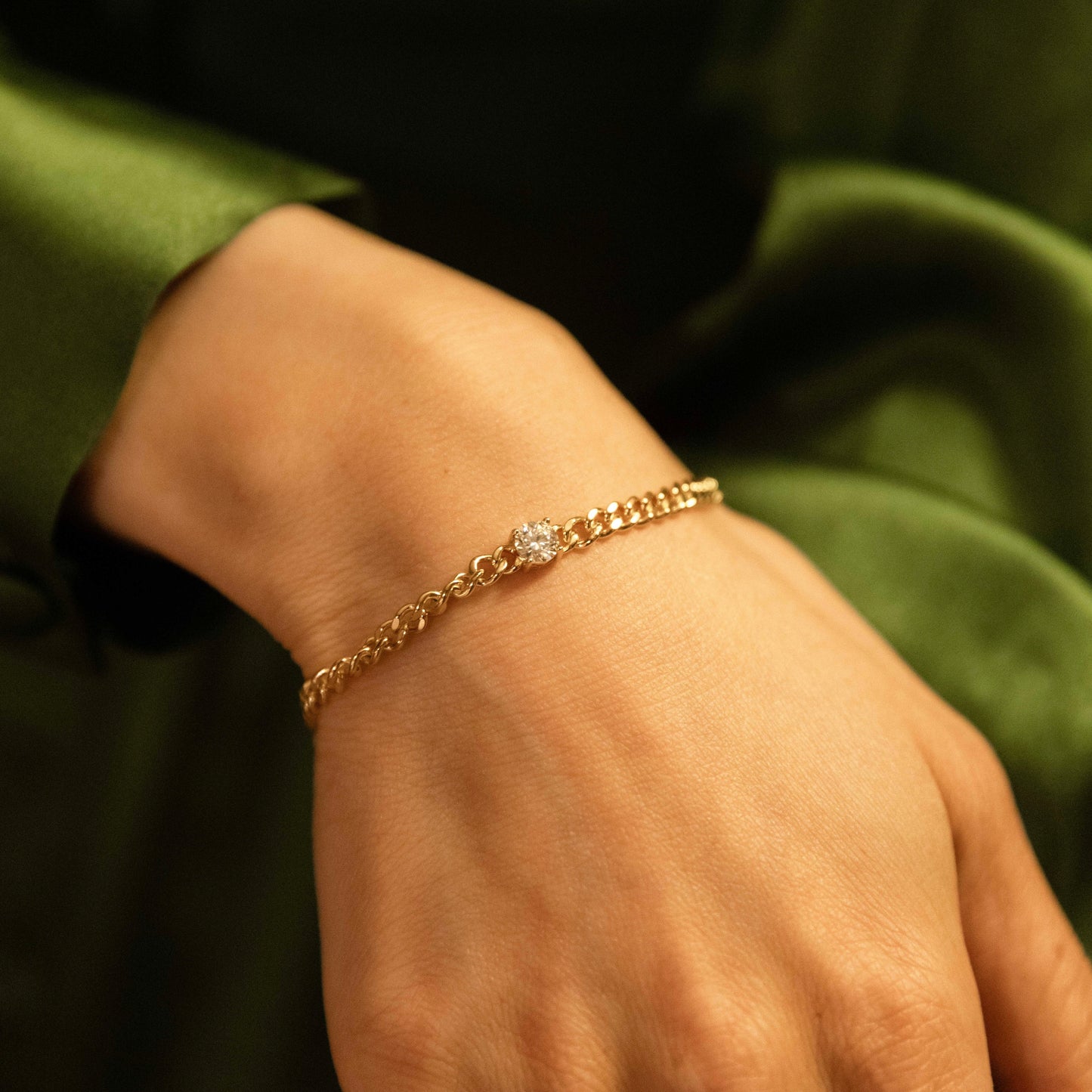 Minimalist chain bracelet in 18 carat gold vermeil featuring a single Moissanite stone with adjustable chain, perfect for daily wear or as a thoughtful gift.